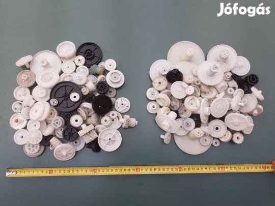 160 darab műanyag fogaskerék / balos és jobbos