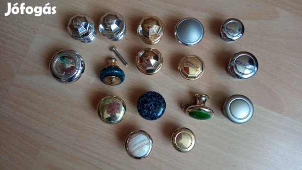 16 db szekrény gomb fogantyú műanyag együtt 1500 Ft