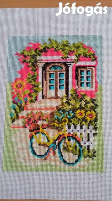 16x22,5 cm keresztszemes kép virágos házikó biciklivel 2200 Ft