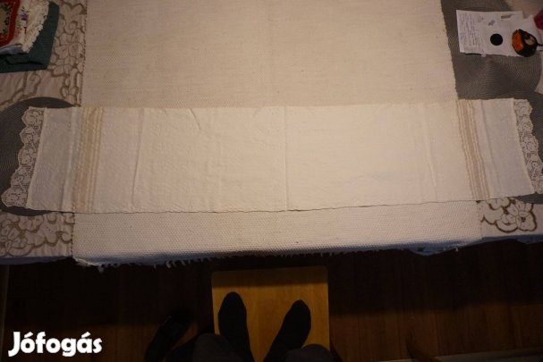 170x32 cm.-es hímzett és riselt fehér falvédő eladó