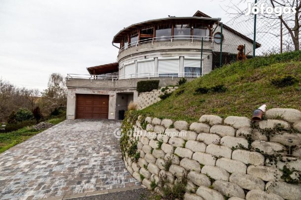 172 nm-es ház eladó Bár