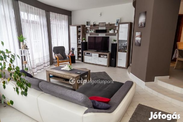 172 nm-es ház eladó Bár