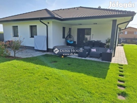 175 nm-es ház eladó Erdőkertes