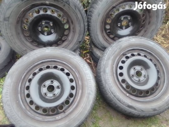 17" gyári VW Tiguan lemezfelni 215/65 Bridgestone téli gumival