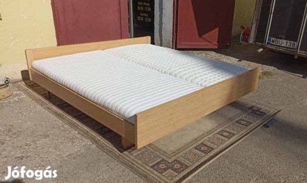 180x190-es világos tölgy színű ágy eladó