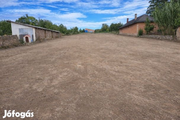 1827 nm-es telek eladó Polgárdi