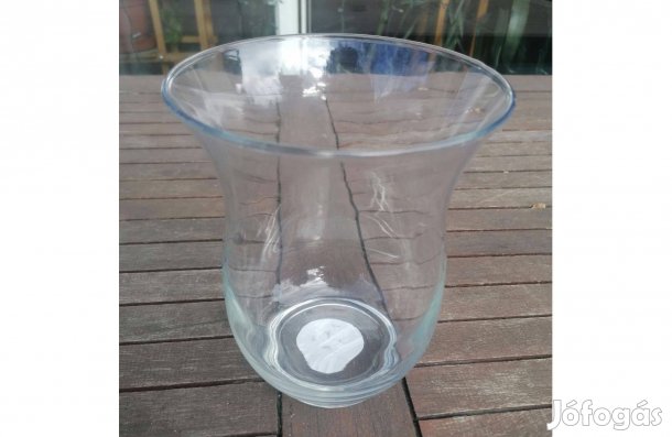 18 cm magas, formatervezett üveg váza eladó!