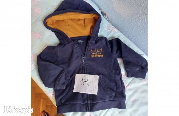 18 hónapos kisfiúnak kapucnis, cipzáras felső