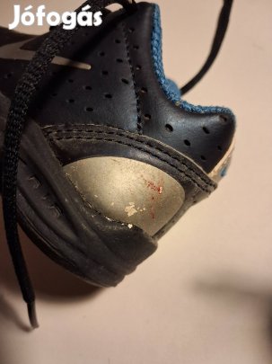 18 méretű márkás kiscipő.