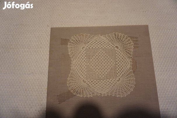 18x18 cm.-es fehér alátét terítő csipke eladó