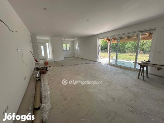 190 nm-es ház eladó Besnyő