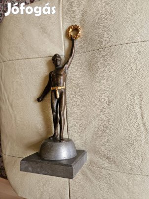 1950 Sportoló aranyozott gyözelmi babérkoszorúval fém szobor