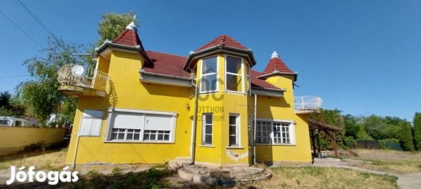 195 nm-es ház eladó Cegléd
