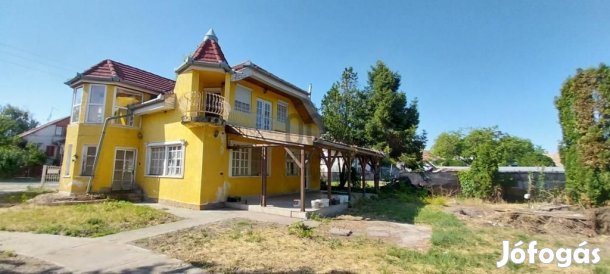 195 nm-es ház eladó Cegléd