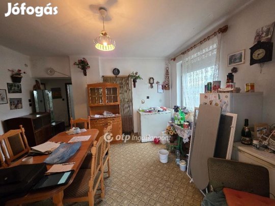 195 nm-es ház eladó Külsővat