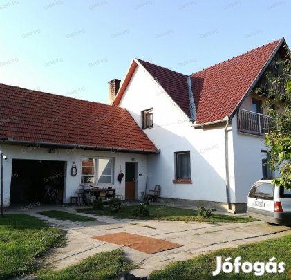 1996-ban épült, békési, 5 szoba + 2 nappalis, 2 fürdőszobás családi