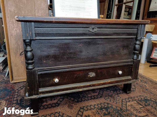 19. század végi, ónémet stílusú kelengyés láda, nagy méretű