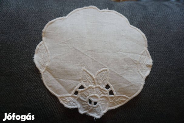 19 cm.-es riselt és hímzettkis kerek alátét terítő eladó