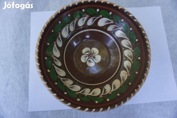 19 cm.-es sötét zöldesbarna mély fali dísztányér eladó