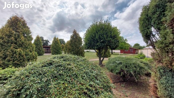 1Sárvár mellett parkosított, arborétumszerű 1995m2 építési telek eladó