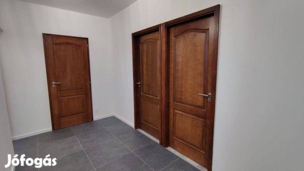 1+2 fél szobás, teljesen felújított erkélyes lakás Csepelen