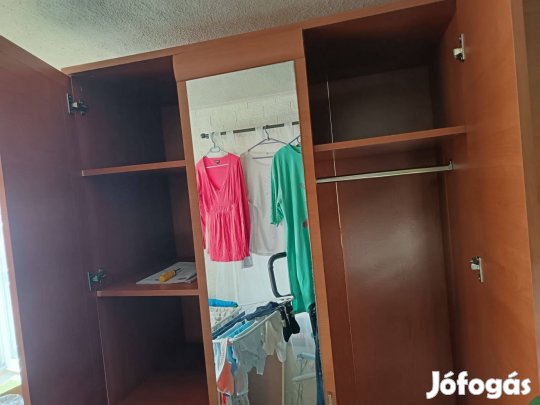 1 Ruhásszekrény 50000 ft