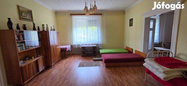 1. emeleti jó állapotú 122 m2-es társasházi tégla lakás eladó