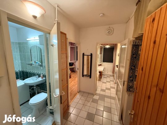 1. emeleti panel lakás kertvárosban