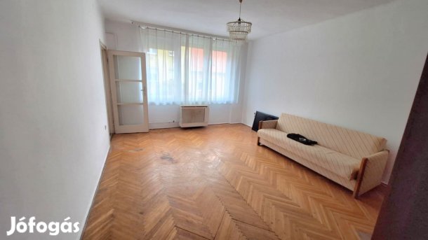 1.emeleti téglalakás a belvárosban