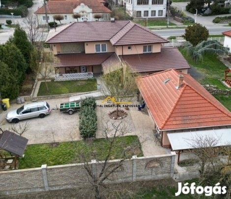 1 lakóház, 3 apartman, 1 üzlethelyiség a Balaton-parttól 500 m.-re