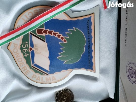 2004-es kitüntetés dobozában "Kecskeméti Református Kollégium