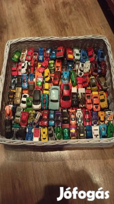 200 db Hot Wheels és egyéb kisautók