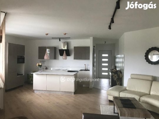 200 nm-es ház eladó Pécel