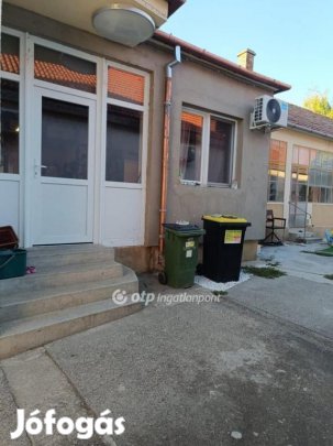 200 nm-es ház eladó Újpetre