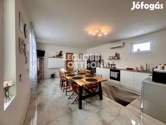 2023-ban teljeskörűen felújított bővítési lehetőségekkel teli ház