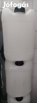 20 L. újszerű  műanyag kannák 