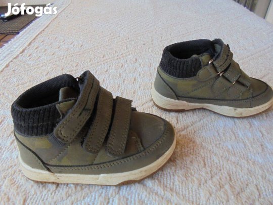 20-as Primark terep színű magas szárú fiú cipő