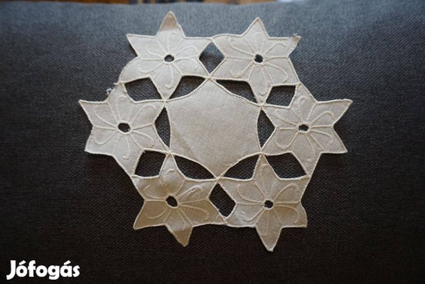 20 cm.-es kerek riselt és hímzett kis alátét terítő eladó