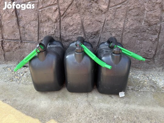 20 literes üzemanyag kannák kiöntővel - 3 db eladó