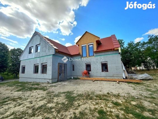 214 nm-es ház eladó Vértesacsa