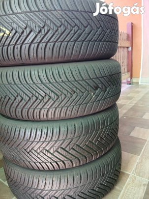 215/60/R16 Hankook 4 évszakos gumi egy nyarat futott