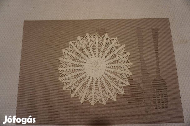 21 cm.-es napsugár mintás fehér csipke alátét terítő eladó
