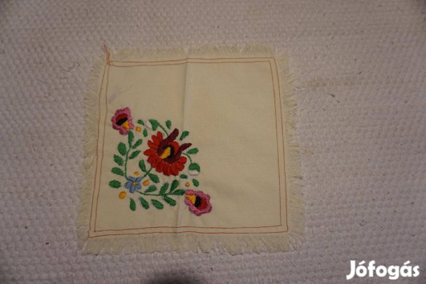 21x21 cm.-es virág mintával hímzett kis alátét terítő eladó