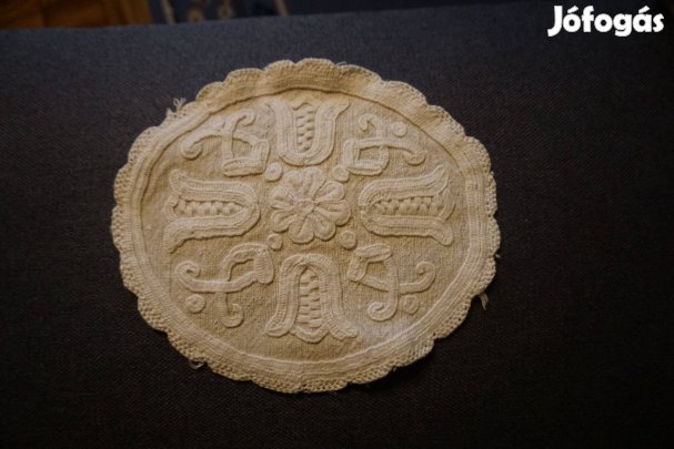 21x23 cm.-es ellipszis alakú fehér, tulipán mintás kis terítő eladó