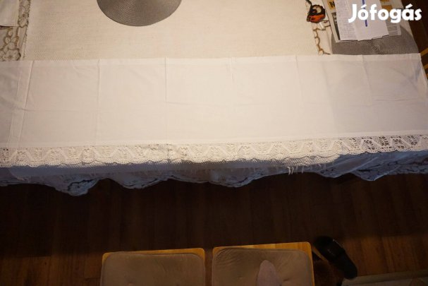 220x45 cm.-es fehér falvédő, alul riselt sormintával eladó