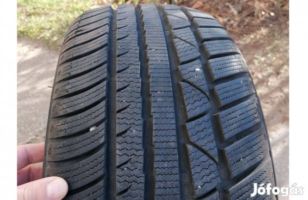 225 40 18 Újszerű Téligumi szett
