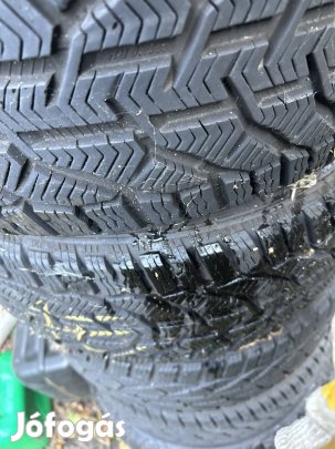 225 60 R17 téli gumi garnitúra 