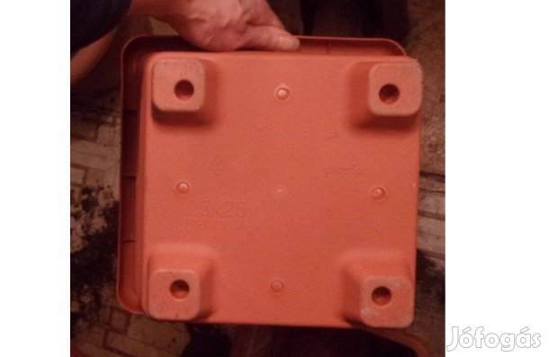 22 és 25 cm átmérőjű ültető cserép virágcserép Újpest központ közelébe