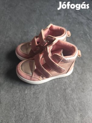 22-es Sinsayben vásárolt használt állapotú, magas szárú cipő 