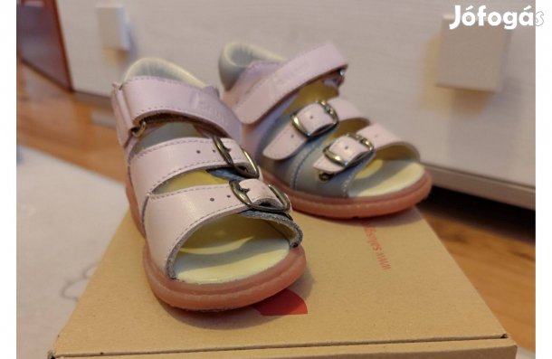 22-es kislány szupinált szandál